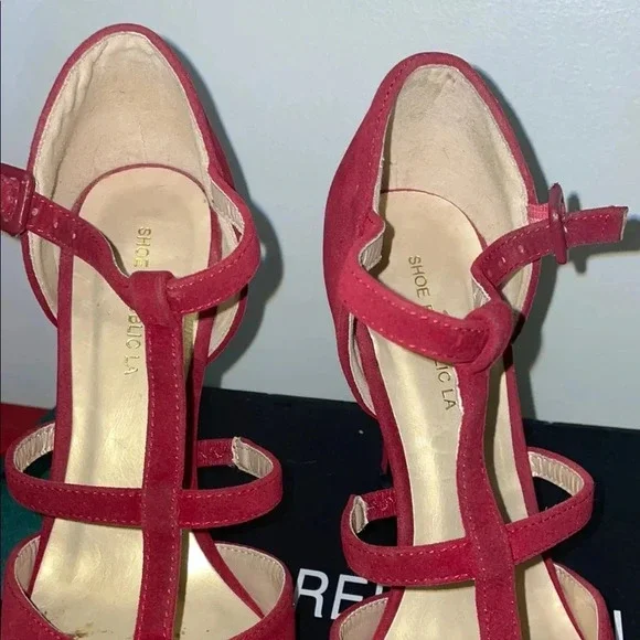 Red High Heeled Pumps with T-Strap Design and Pointed Toe (8) - Picture 3 of 11